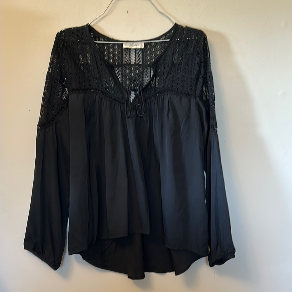 Abercrombie & Fitch black tie front lacy shoulders relaxed fit blouse size L